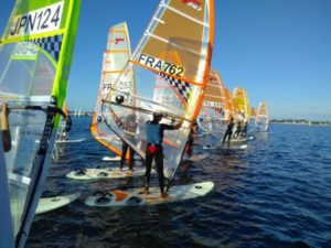 départ de régate de planche à voile