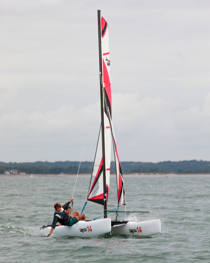 catamaran topaz 14 naviguant rapidement