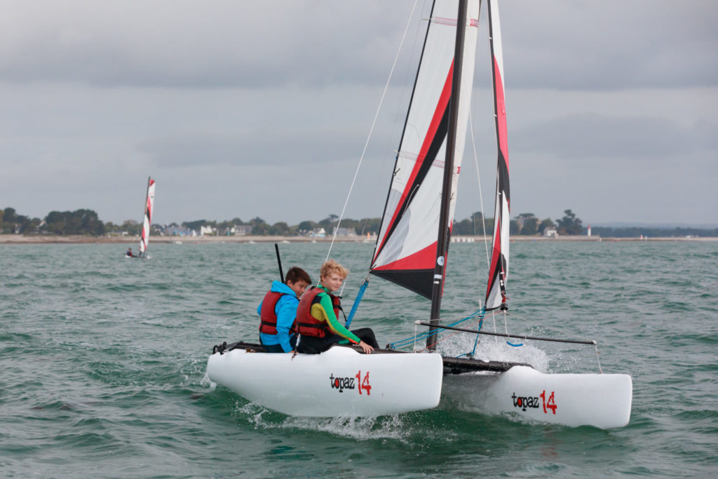 catamaran topaz 14 naviguant à loctudy, avec l'ile tudy en arrière plan