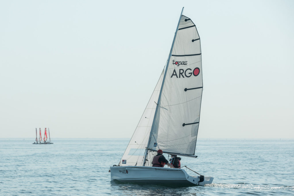 voilier monocoque topaz argo à loctudy sur une mer calme par beau temps