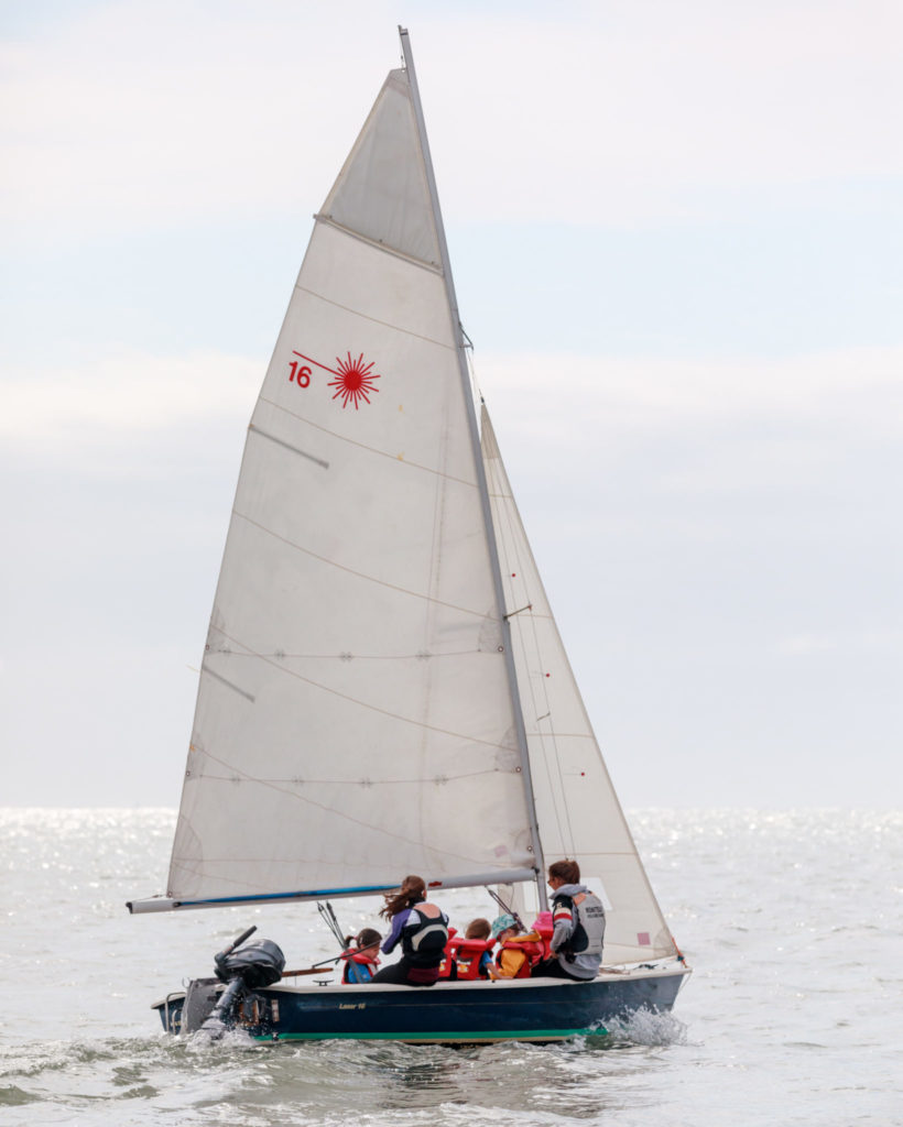 Jeunes enfants avec leur moniteur de voile naviguant à loctudy sur un dériveur monocoque laser 16