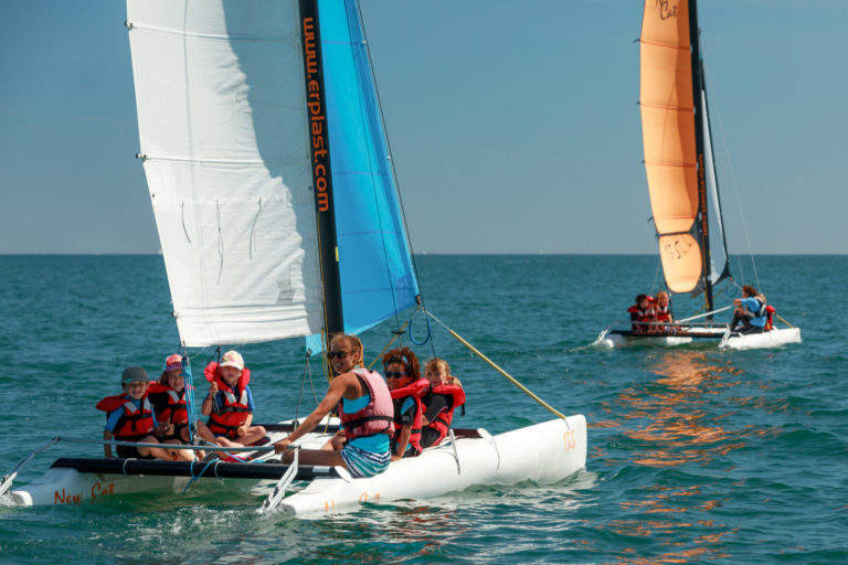 jeunes enfants avec moniteurs sur un catamaran à loctudy