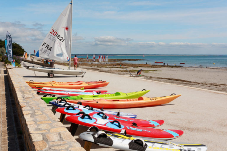 Plage de Langoz avec kayaks et paddle du cercle nautique de loctudy