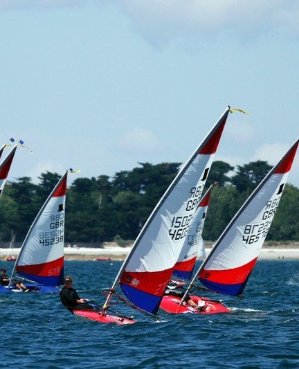 plusieurs voiliers topper durant le mondial topper à loctudy